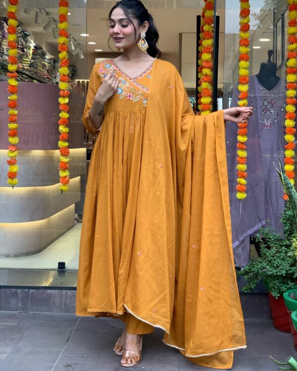 Festive Must-Have: Elegant 3-Piece Kurti Set