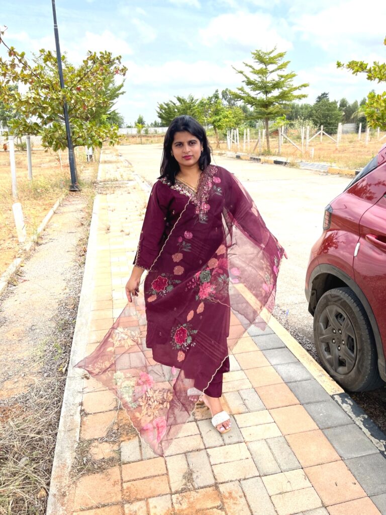 Elegant Maroon Kurti Set - Image 2